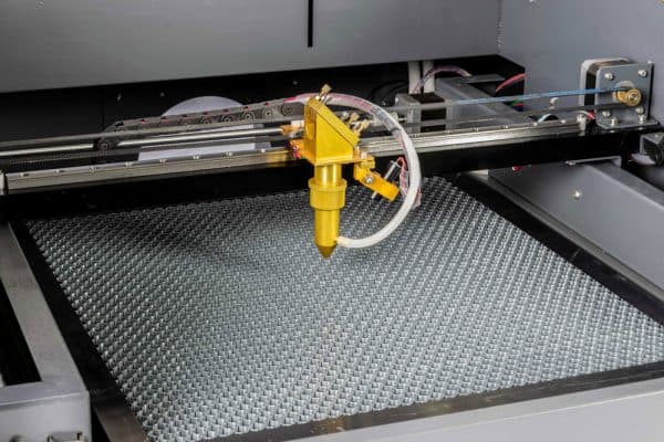 Wewnątrz maszyna laserowa CO2 METAQUIP LITE2
