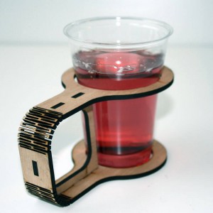 Laserowe cięcie uchwytów na kubki w sklejce za pomocą lasera CO2