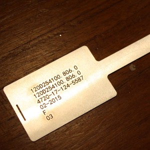 Grawerowanie laserowe tabliczek z aluminium za pomocą lasera światłowodowego