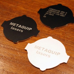 Grawerowanie laserowe anodyzowanego aluminium za pomocą lasera światłowodowego lub lasera CO2