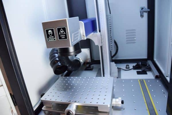 Wewnątrz zamknięty laser światłowodowy