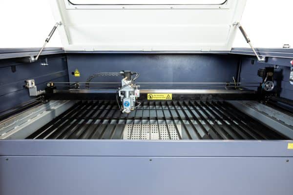 Wewnątrz wycinarka laserowa MQ1390C High-Power CO2 Combi z metalowym drewnem
