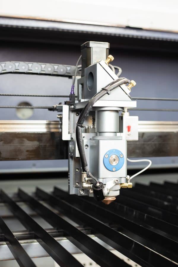 MQ1390C High-Power CO2 Combi metalowa plastikowa wycinarka laserowa zbliżenie głowicy laserowej