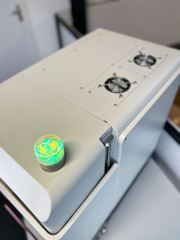 maszyna do grawerowania laserowego na biurku