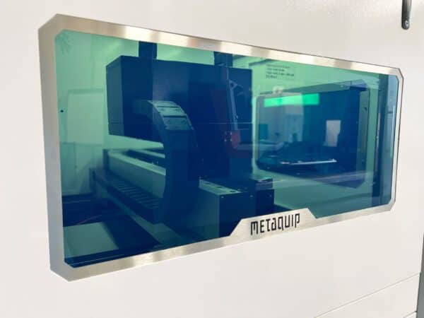 Wycinarka laserowa do metalu MQ FC6060 widok przez okno